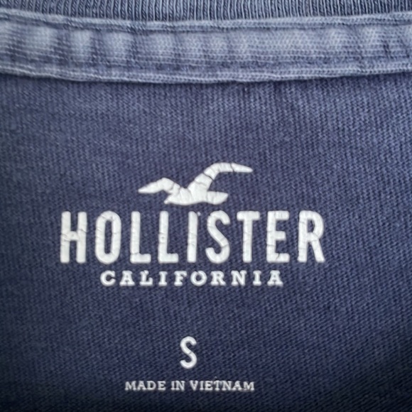 Hollister Men’s crew neck long sleeve tee. - Picture 3 of 3
